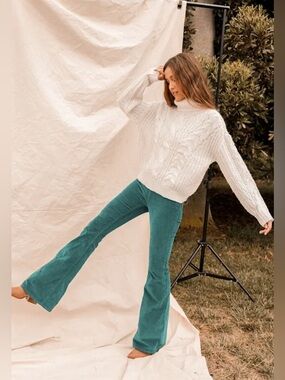 Free People Pull Up Penny Cords Turquoise flare pants. Size 26.🦋🦋